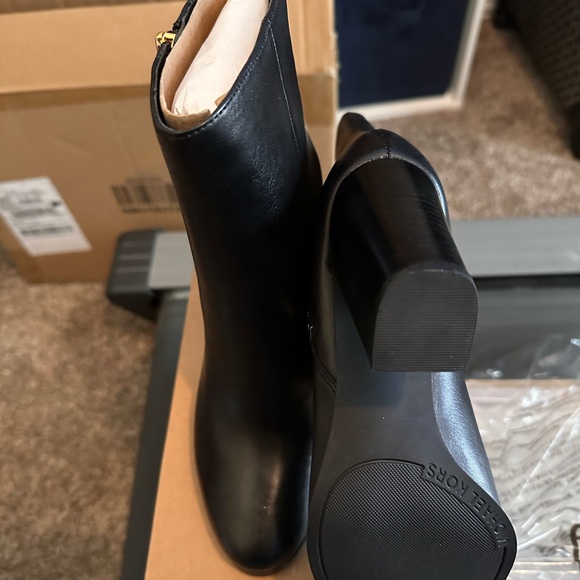 Size 7 Michael Kors ankle boots with gold side zippers - Picture 3 of 3